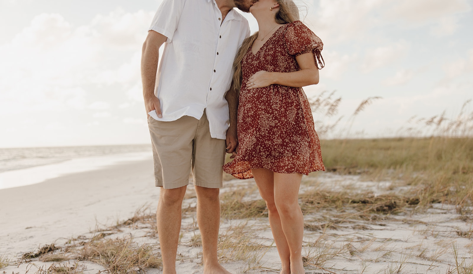 Travis Kelce and Taylor Swift Spotted on the Beach as Photos Set Social Media on Fire, Revealing a Baby Bump That Confirms What Fans Have Been Saying All Along… See Clear Photos