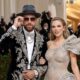 MET GALA 2026 BOMBSHELL: Travis Kelce and Taylor Swift Deliver Jaw-Dropping Couple Moment - Their Timeless Elegance & Coordinated Looks Steal the Entire Red Carpet